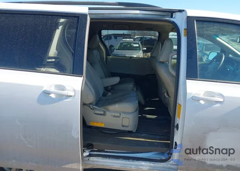 2013 Toyota Sienna Xle 7 Passenger z USA, uszkodzony, nr VIN 5TDDK3DC8DS063478